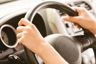 Zvládáte zásady bezpečné jízdy podle autoškol? Potvrďte si své znalosti v kvízu o deseti otázkách - Garáž.cz